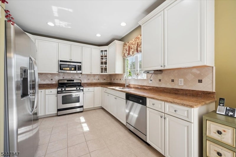 8 Hopkinson Ln