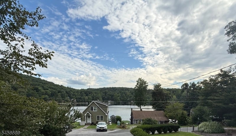 19 Lakeside Dr