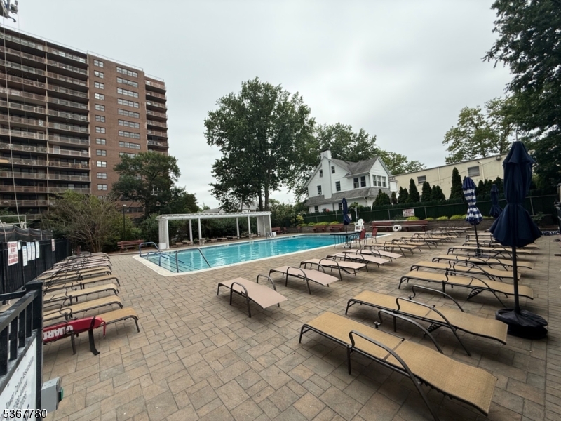 285 Aycrigg Ave 20C