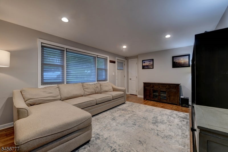 37 White Meadow Rd