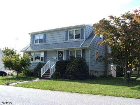 Photo of 23 Park Ave, Bloomingdale, NJ 07403 (MLS # 3994300)