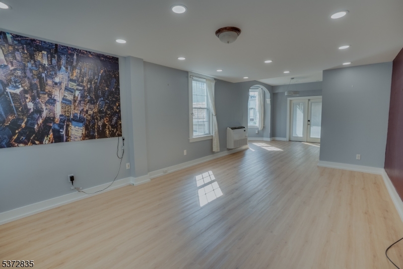 566 2Nd St