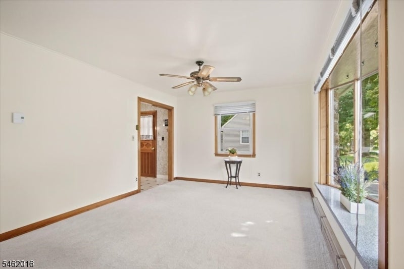 16 Sandra Ln