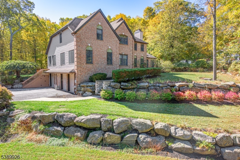 7 Stonehedge Dr