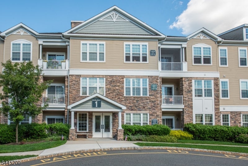 1305 Hale Dr 305