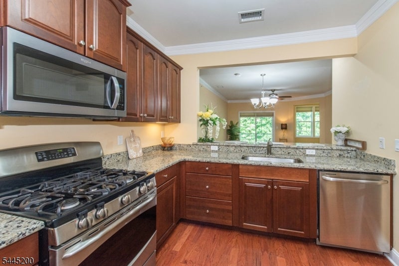 1305 Hale Dr 305