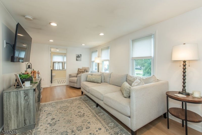 33 Mountain Ave