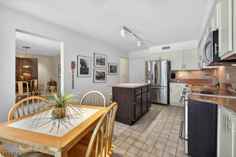 62 Manor Sq