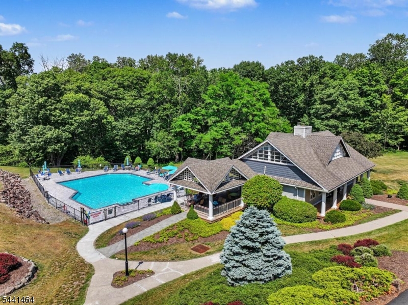 62 Manor Sq