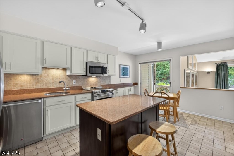 62 Manor Sq