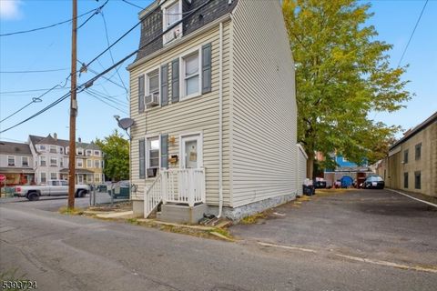 Photo of 38 Fox St, Phillipsburg, NJ 08865 (MLS # 3995172)