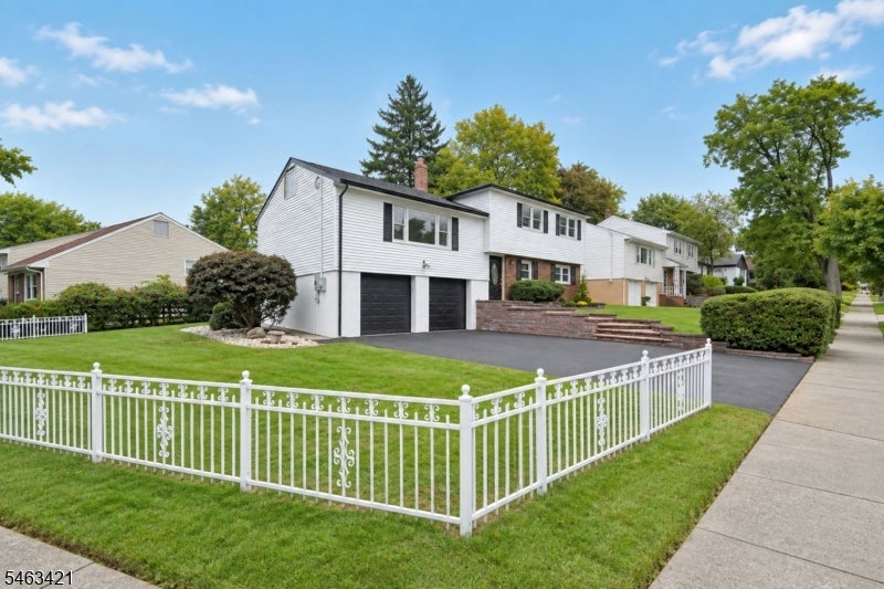 33 Woodhull Ave