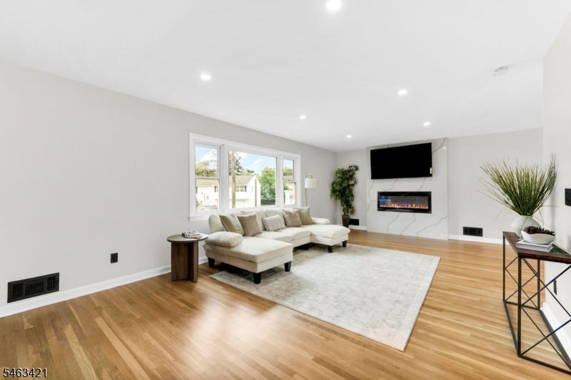 33 Woodhull Ave