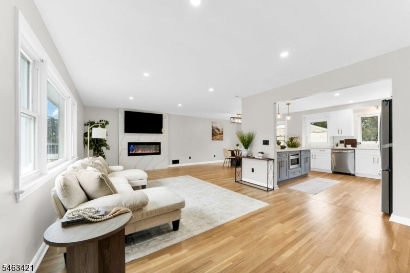 33 Woodhull Ave