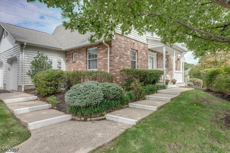 16 Lexington Ct