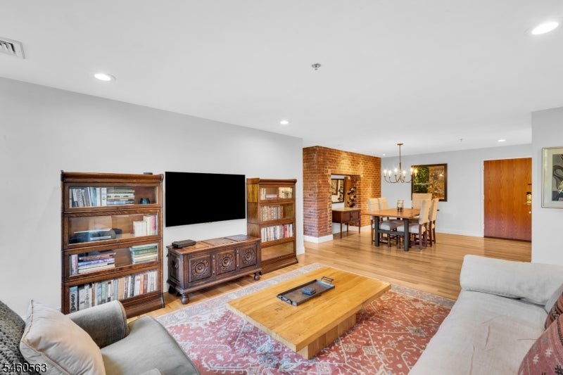260 Main St 110