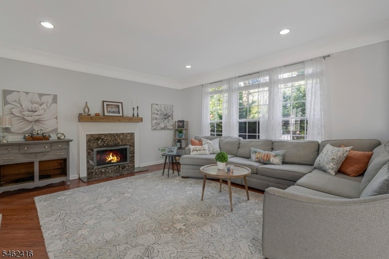 2 Saunders Ln