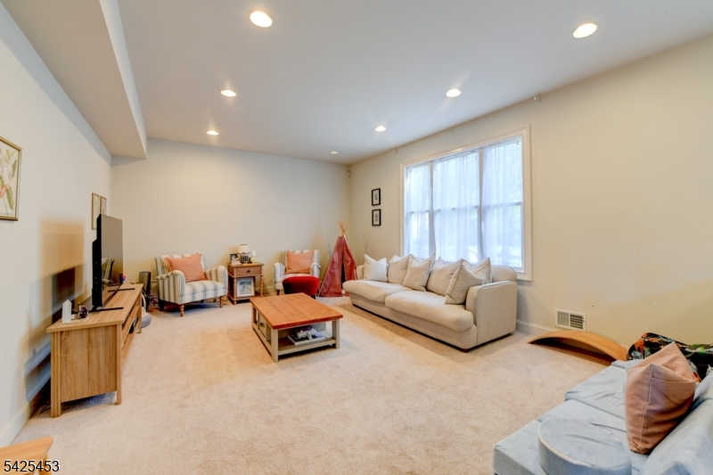26 Pine Ln