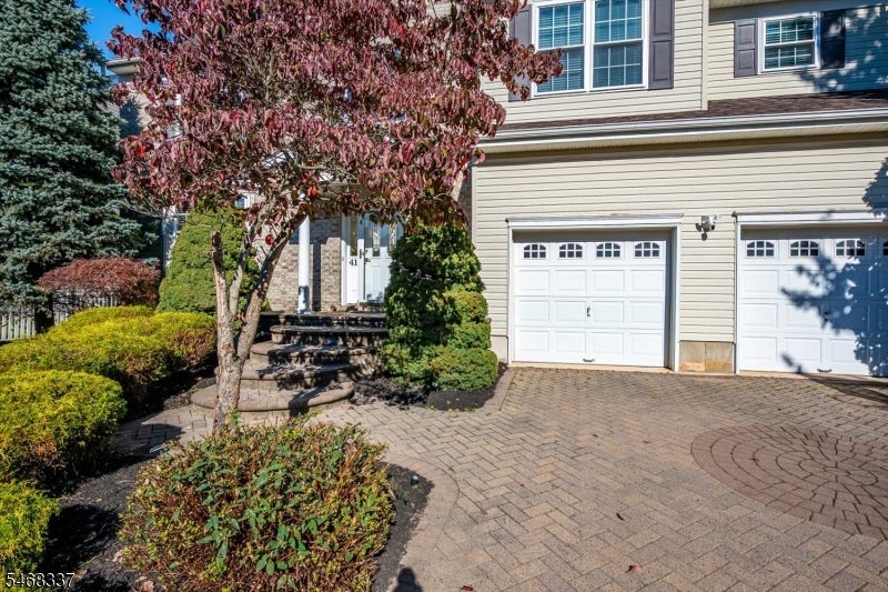41 Treetops Cir