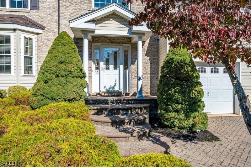 41 Treetops Cir