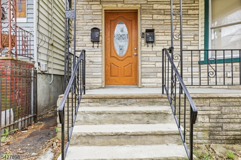 37 Tichenor Ter