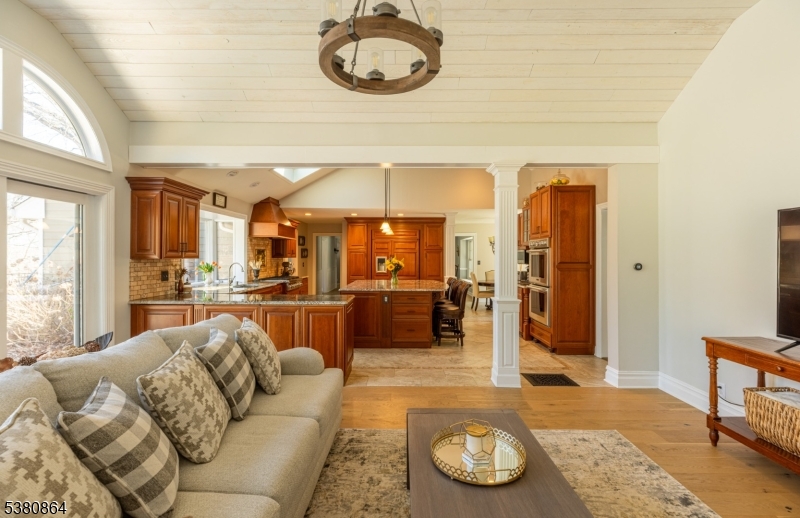 106 Colonial Dr