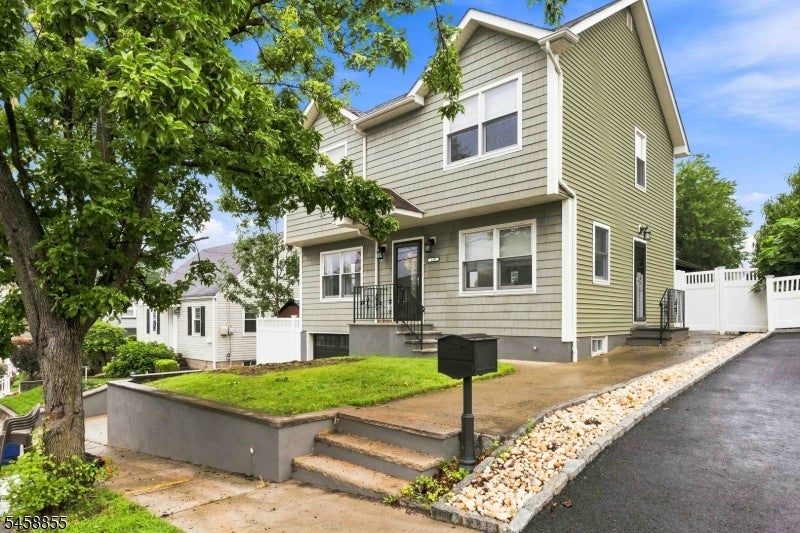 160 Arlington Blvd