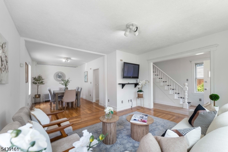 1132 W 3Rd St