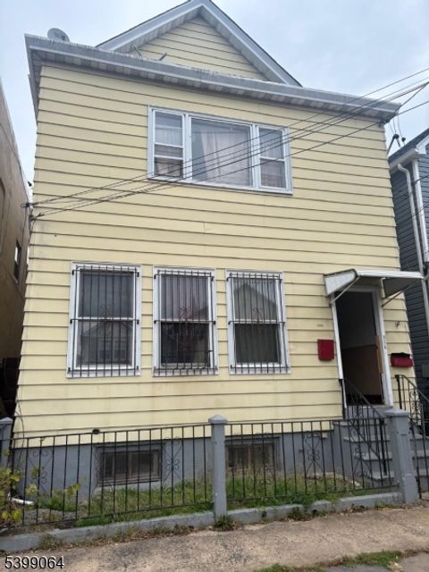 225 Pine St Elizabeth City NJ 07206