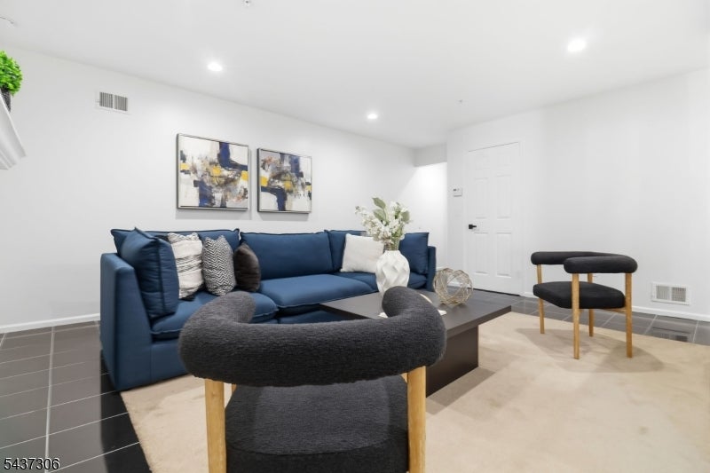 9 Paris Cir