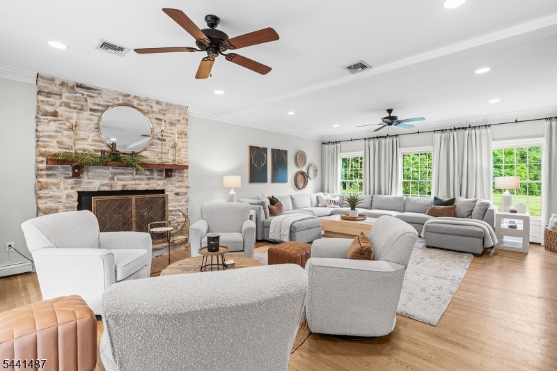 6 White Tail Ct