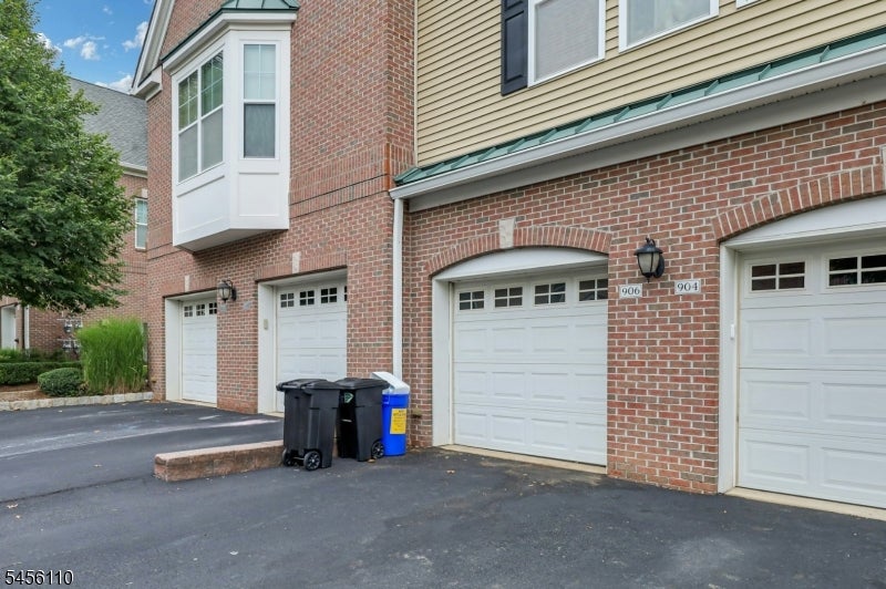 906 River Pl