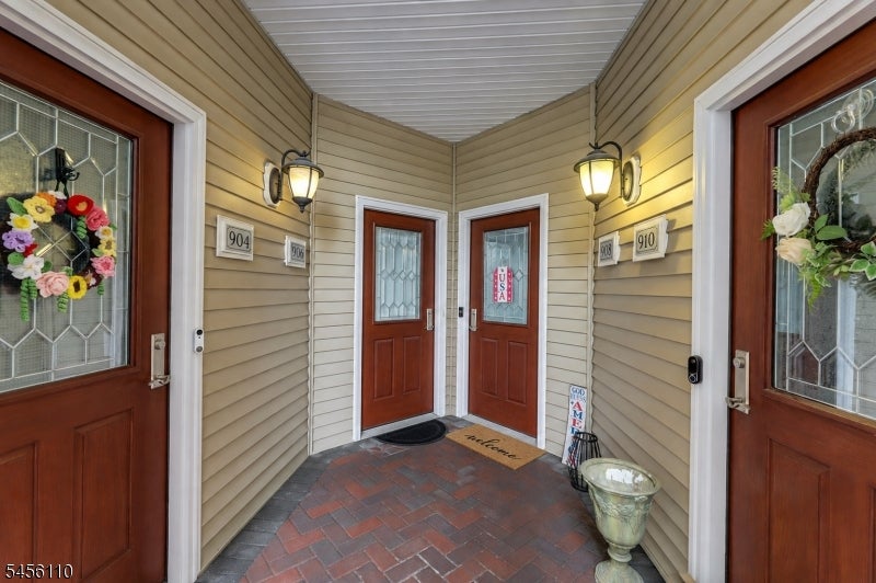 906 River Pl