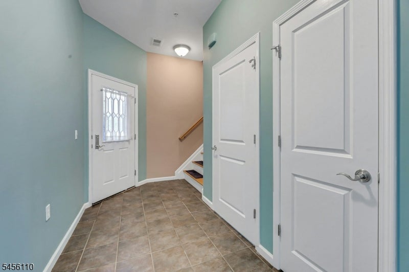 906 River Pl