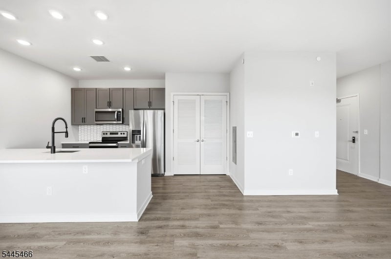 175 Morris St 408