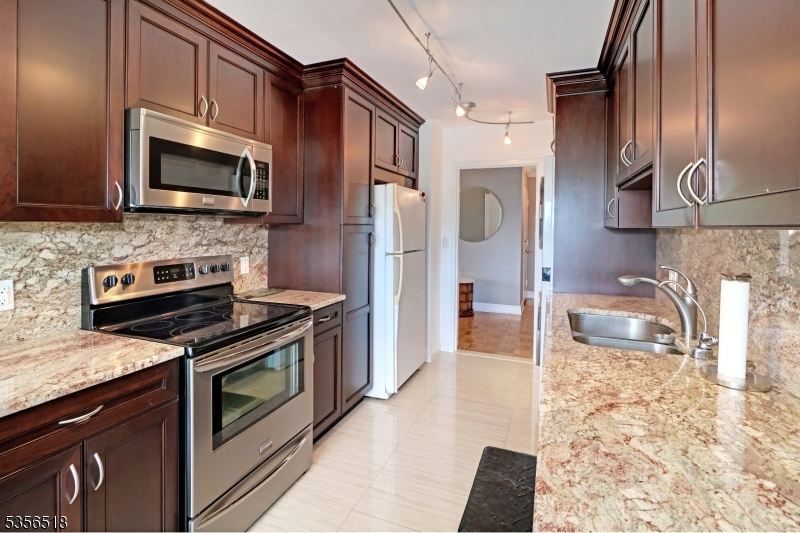2 Claridge Dr, 3LW