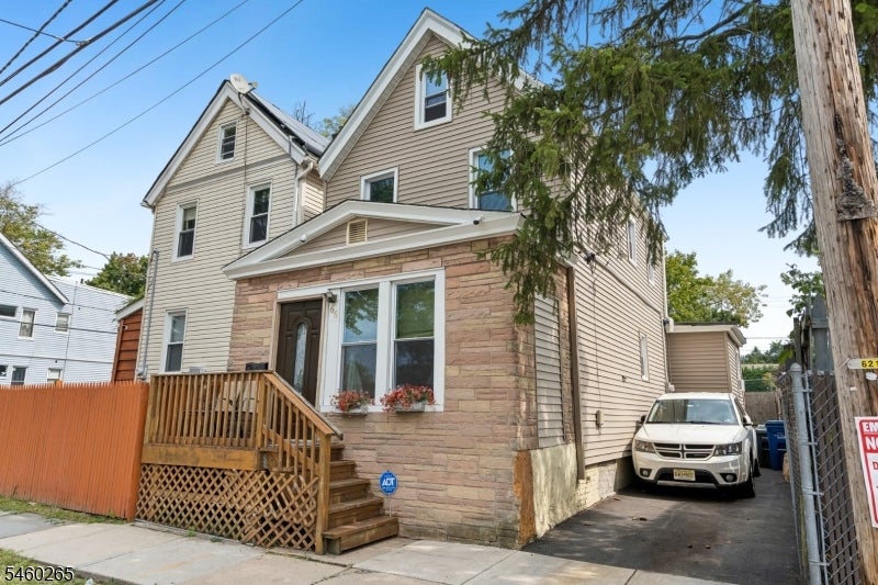 66 Oak Ave