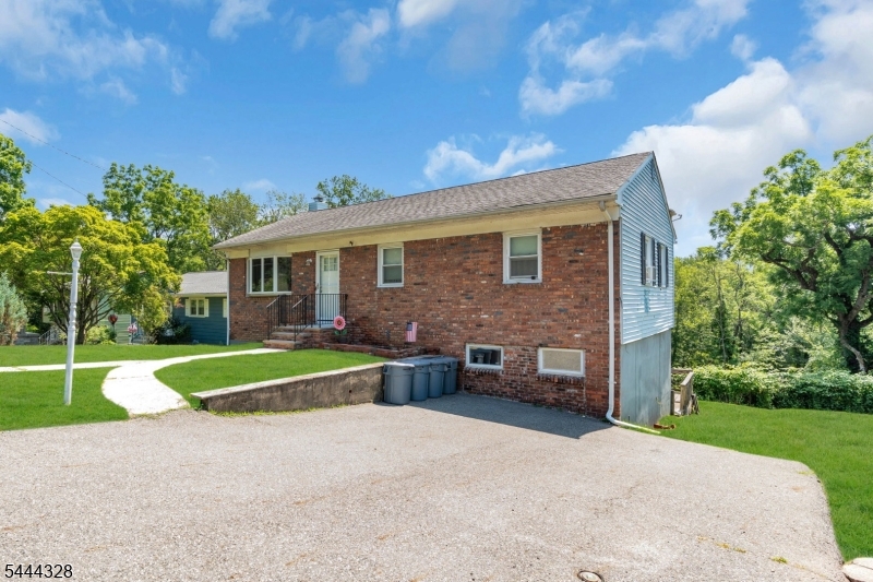 7 Cayuga Ave