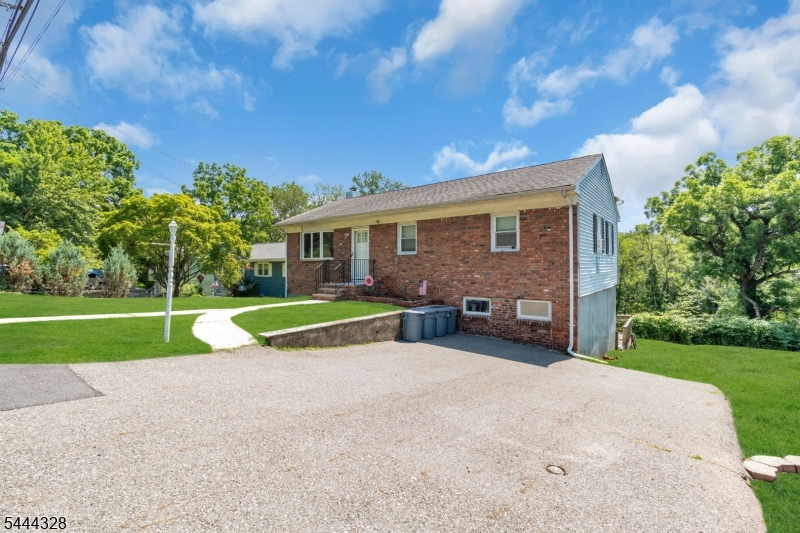 7 Cayuga Ave