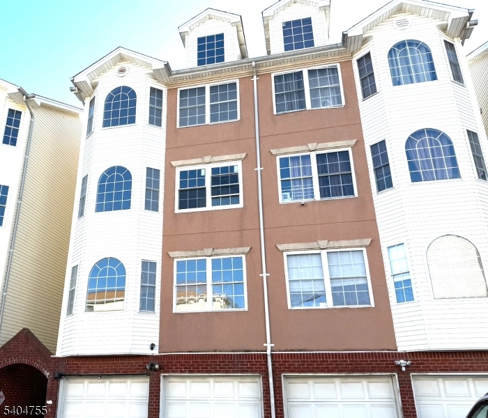 566 Pennsylvania Ave E1&2