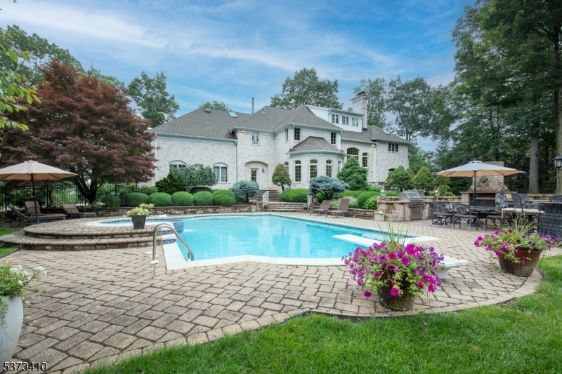 16 Charlotte Hill Dr