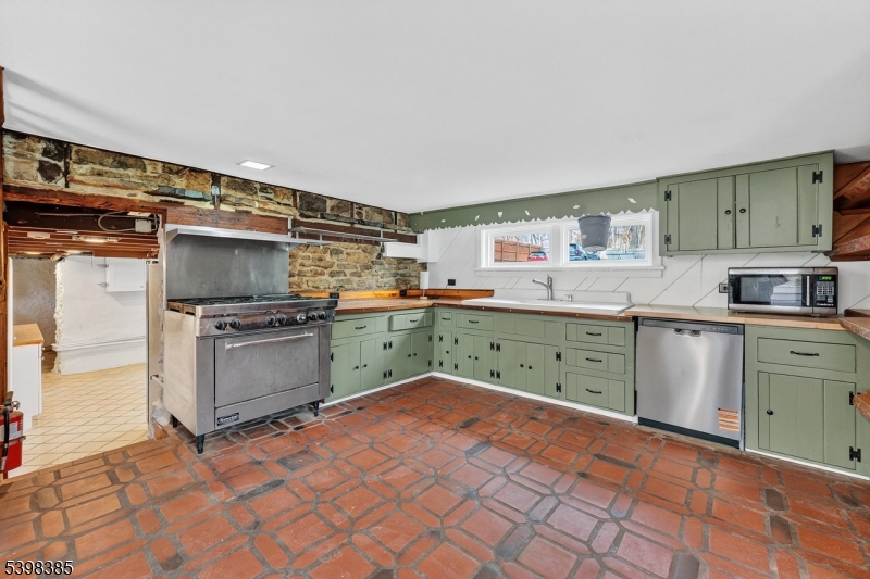 28 Old Clinton Rd