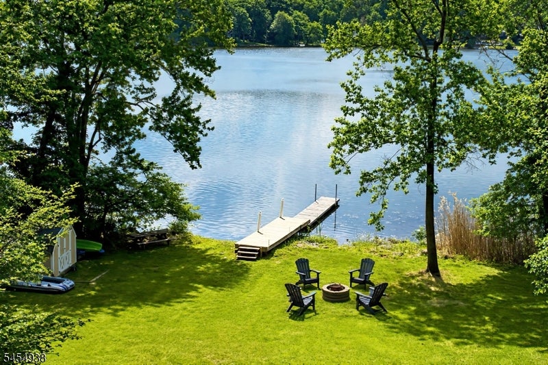 103 W Lake Shore Dr