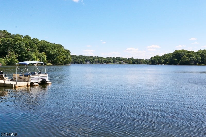 103 W Lake Shore Dr