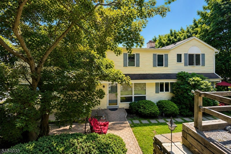 103 W Lake Shore Dr