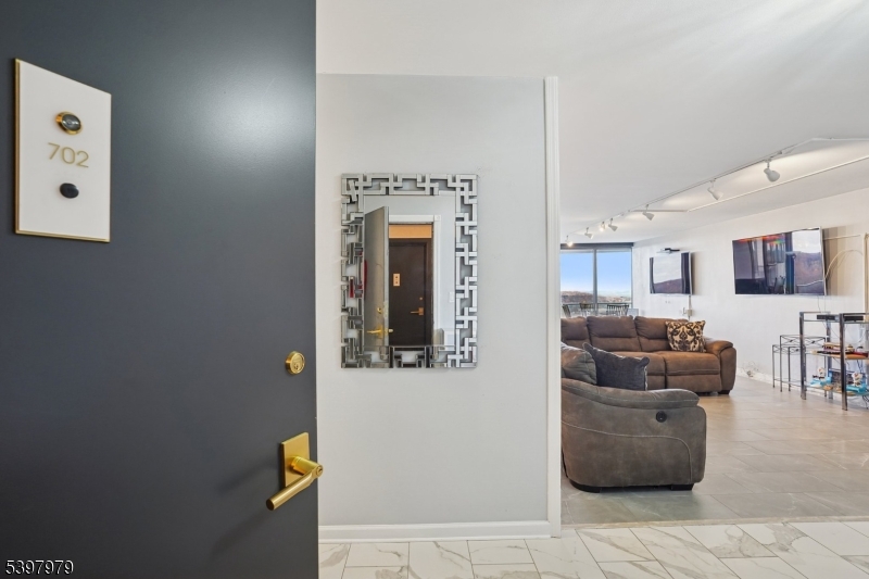 1 Claridge Dr Apt 702 702