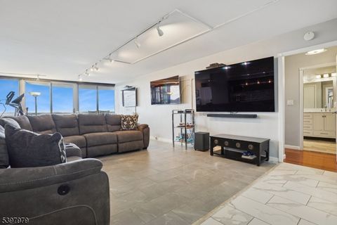 1 Claridge Dr Apt 702 702 Verona Twp. NJ 07044