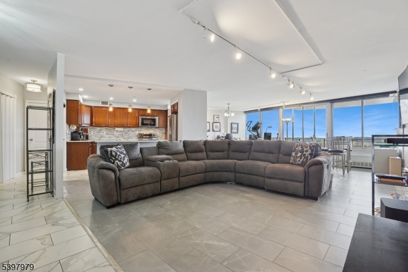 1 Claridge Dr Apt 702 702