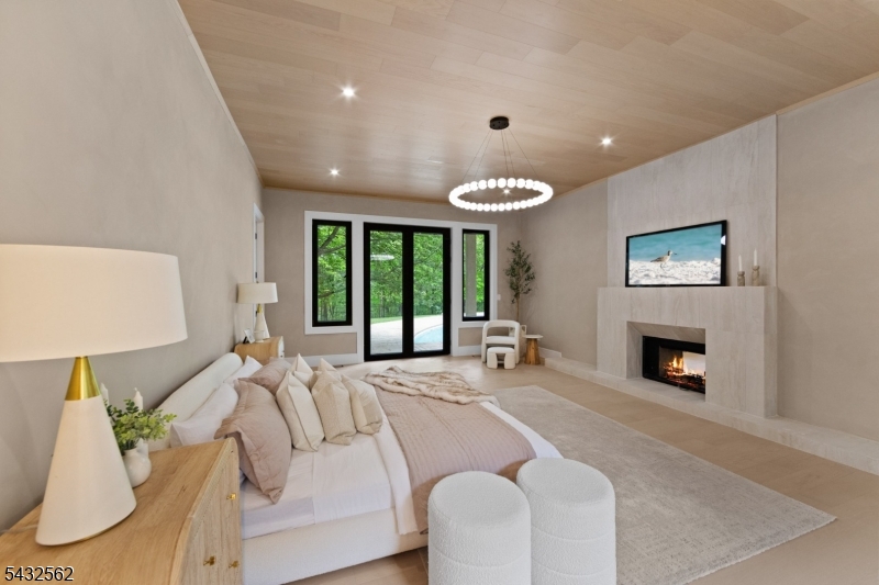 809 W Shore Dr
