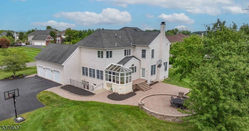 10 Claridge Ln